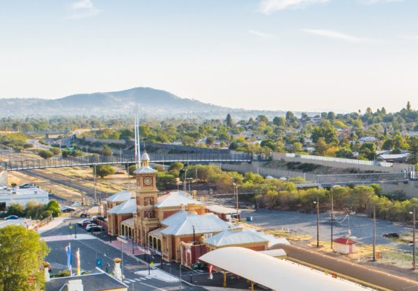 Albury station alternate view with footbridge