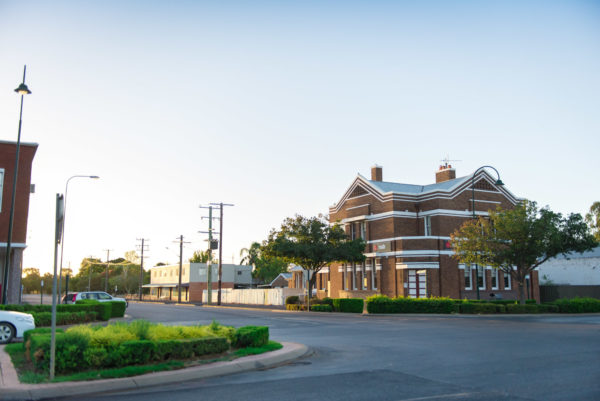 Narromine township showing building and roundabout