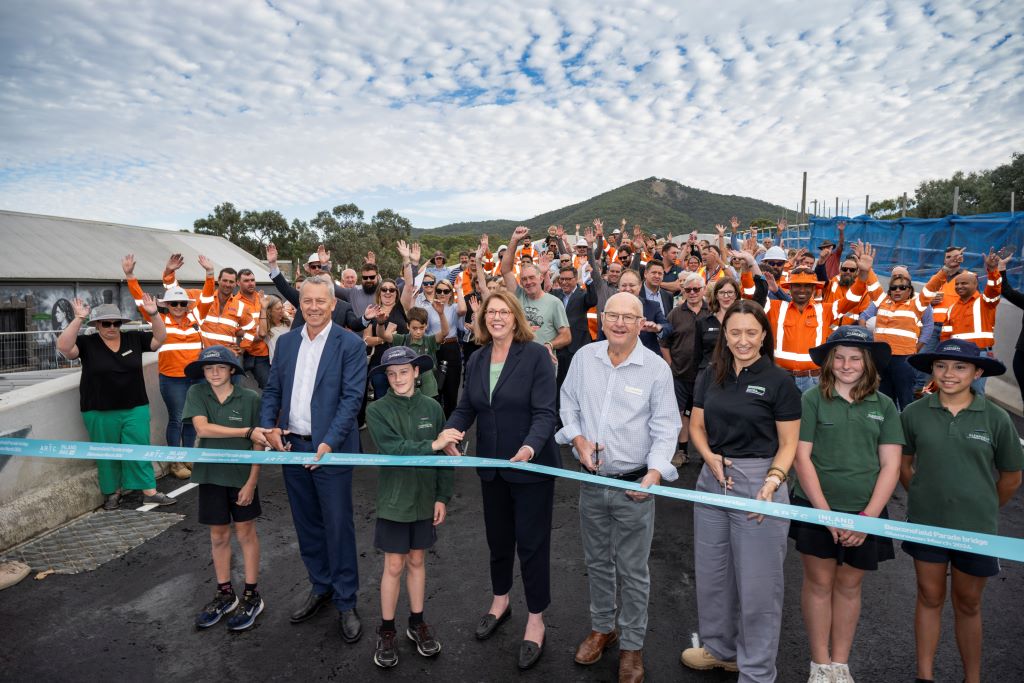 Federal Minster Catherine King and Inland Rail CEO Nick Miller cut the ribbon to open the Glenrowan bridge