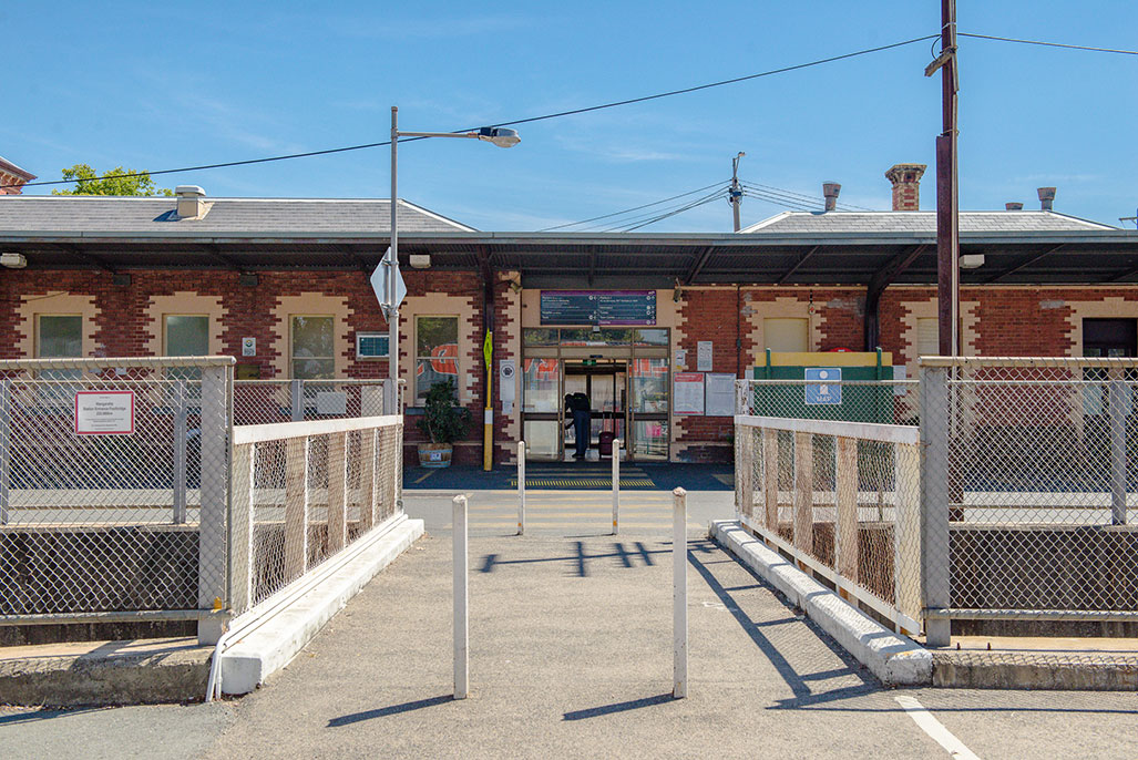 Walkway access bridge at Wangaratta Station